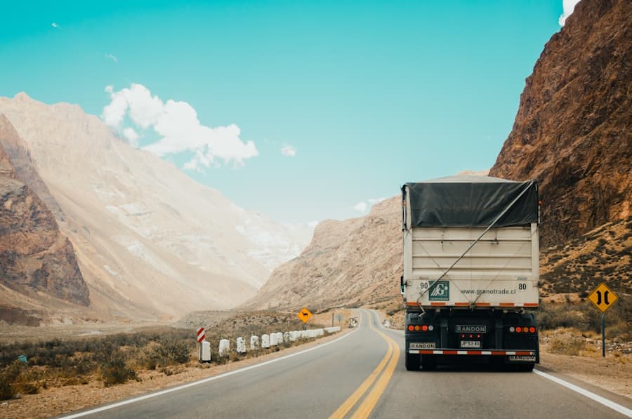 Caminhão em rodovia